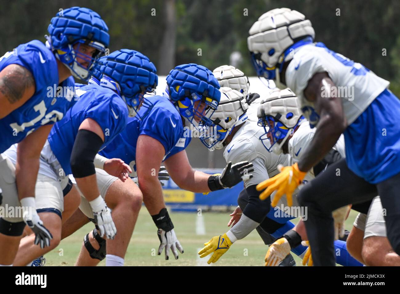Die Spieler der Los Angeles Rams stellen sich an, um den Ball während des Trainingslagers zu knacken, Donnerstag, 4. August 2022, in Irvine, Calif. (Dylan Stewart/Image of Sport) Stockfoto