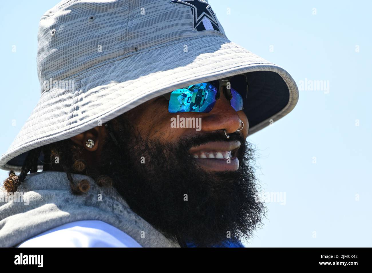 Dallas Cowboys laufen zurück Ezekiel Elliott (21) lächelt während des Trainingslagers, Mittwoch, 3. August 2022, in Oxnard, Calif. (Dylan Stewart/Image of Sport) Stockfoto