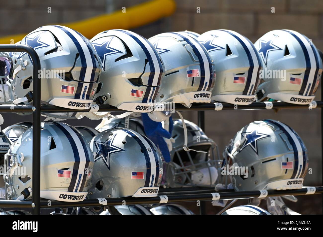 Detaillierte Ansicht der Helme der Dallas Cowboys während des Trainingslagers, Mittwoch, 3. August 2022, in Oxnard, Calif. (Dylan Stewart/Image of Sport) Stockfoto
