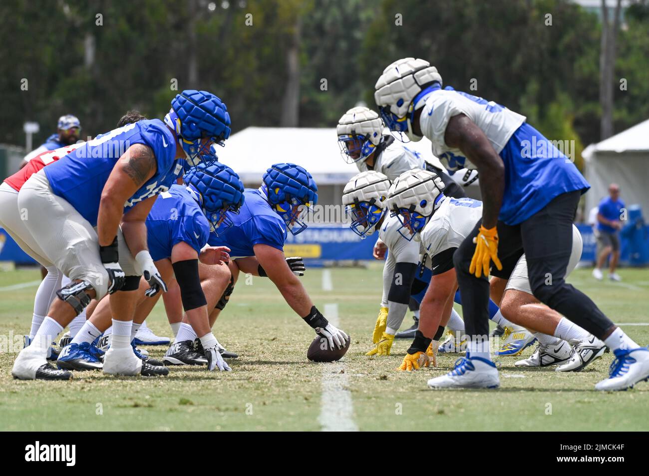 Die Spieler der Los Angeles Rams stellen sich an, um den Ball während des Trainingslagers zu knacken, Donnerstag, 4. August 2022, in Irvine, Calif. (Dylan Stewart/Image of Sport) Stockfoto