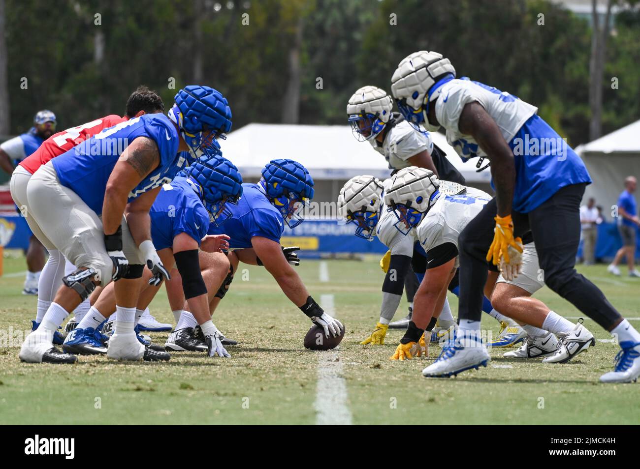 Die Spieler der Los Angeles Rams stellen sich an, um den Ball während des Trainingslagers zu knacken, Donnerstag, 4. August 2022, in Irvine, Calif. (Dylan Stewart/Image of Sport) Stockfoto