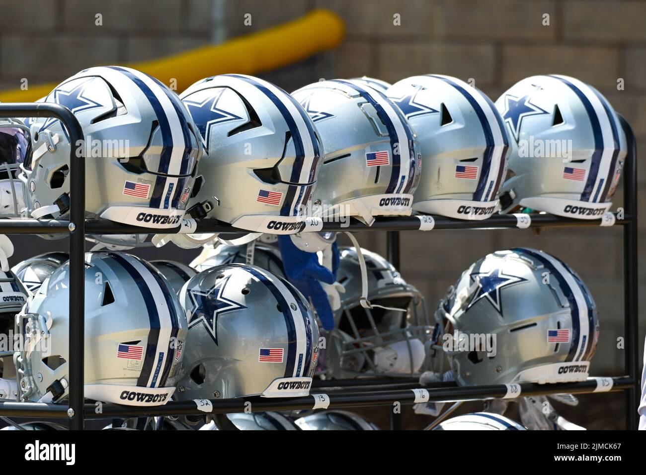 Detaillierte Ansicht der Helme der Dallas Cowboys während des Trainingslagers, Mittwoch, 3. August 2022, in Oxnard, Calif. (Dylan Stewart/Image of Sport) Stockfoto