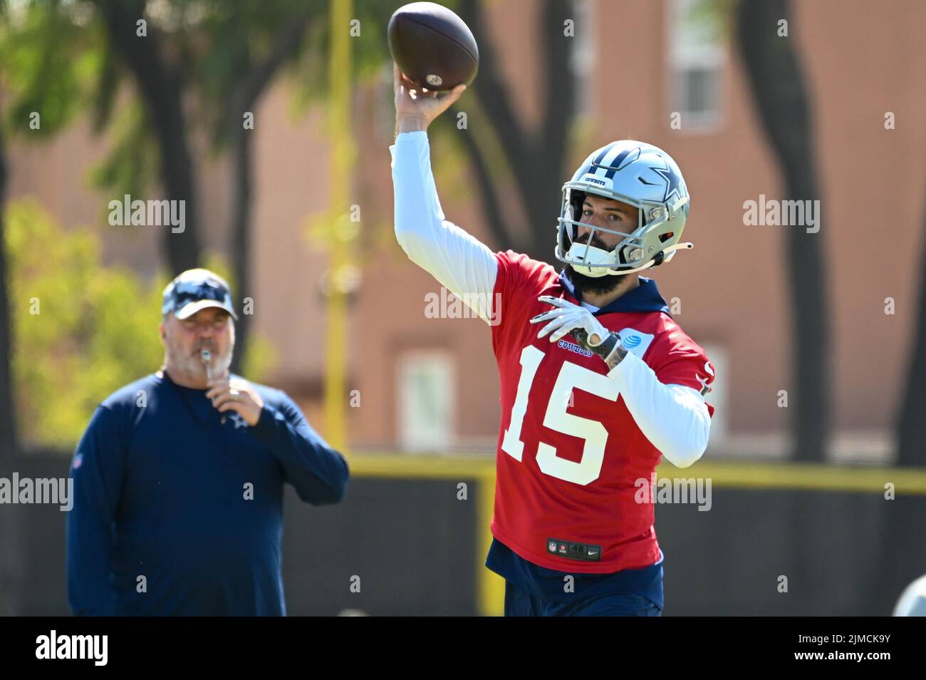 Dallas Cowboys Quarterback will Grier (15) wirft den Ball während des Trainingslagers am Mittwoch, 3. August 2022, in Oxnard, Calif. (Dylan Stewart/Image of Sport) Stockfoto