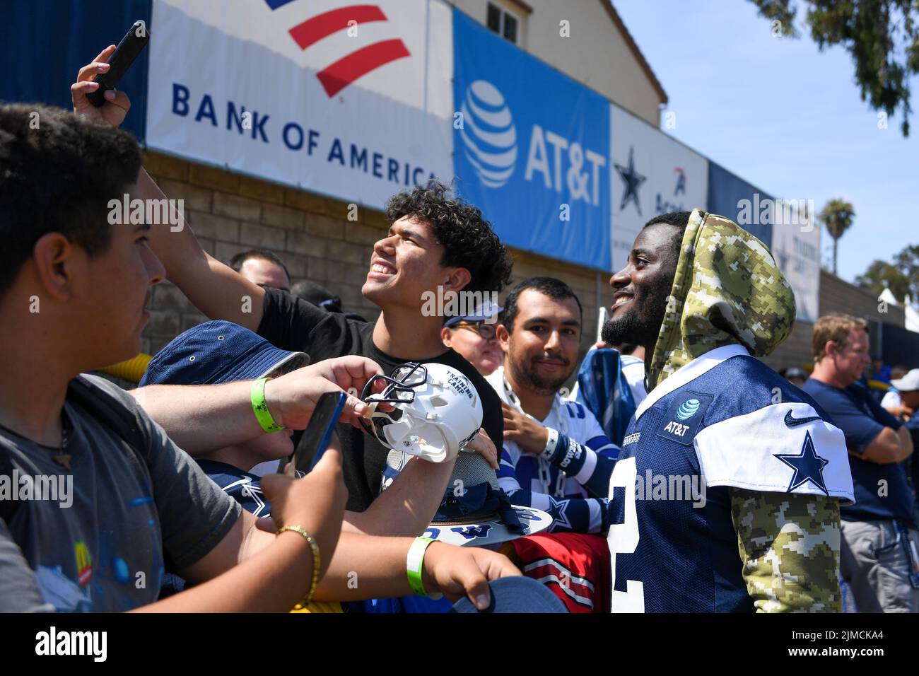 Dallas Cowboys Cornerback Jourdan Lewis (2) macht Fotos mit Fans nach dem Trainingslager, Mittwoch, 3. August 2022, in Oxnard, Calif. (Dylan Stewart/Image of Sport) Stockfoto