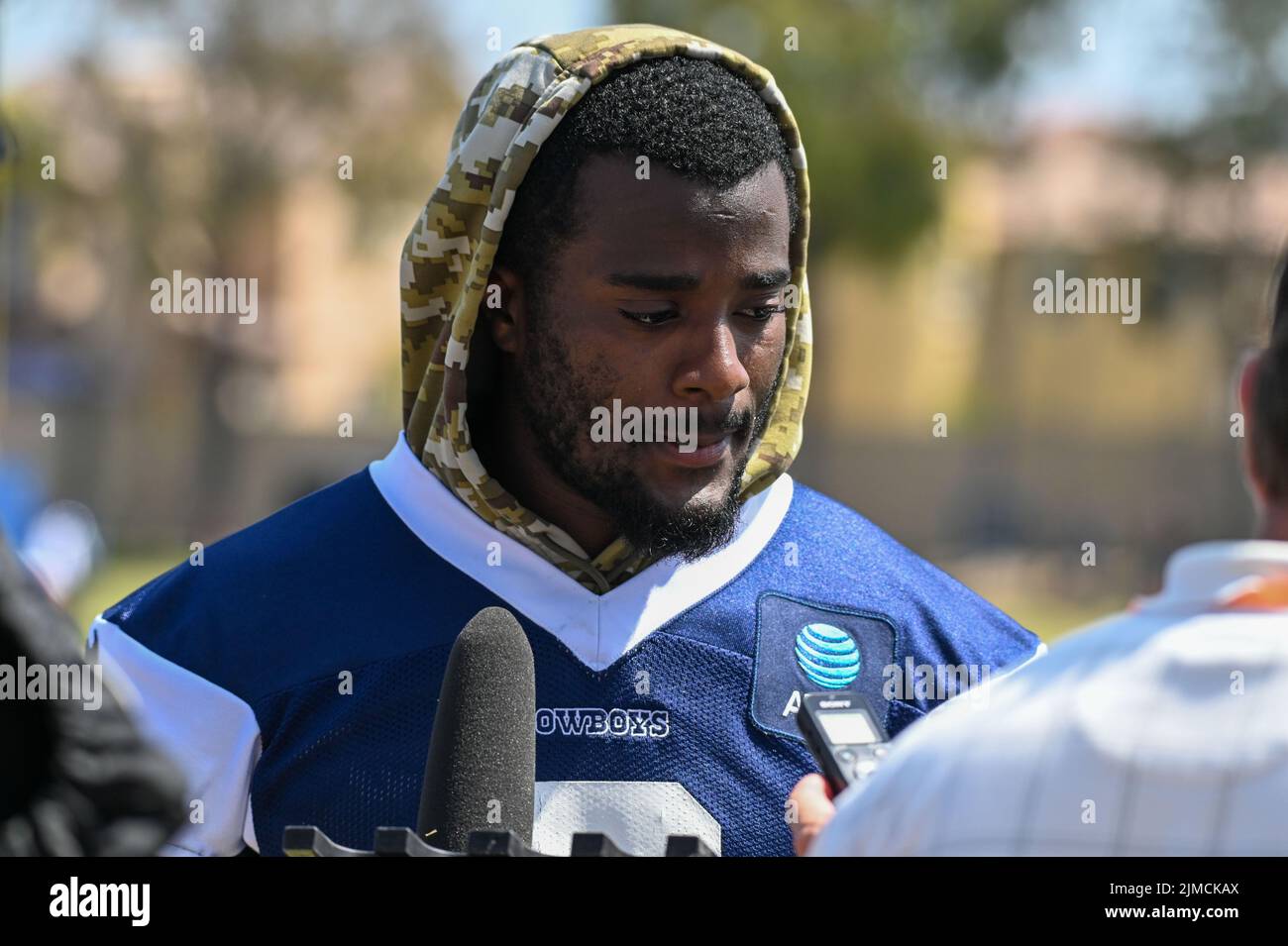 Dallas Cowboys Cornerback Jourdan Lewis (2) spricht nach dem Trainingslager am Mittwoch, 3. August 2022, in Oxnard, Calif. (Dylan Stewart/Image of Sport) Stockfoto