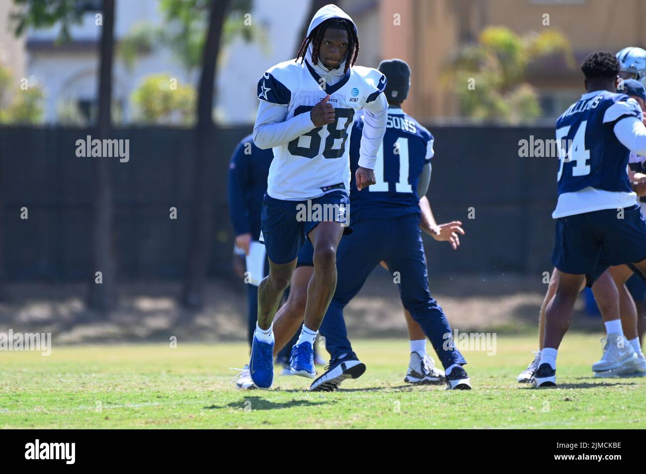 Dallas Cowboys Wide Receiver CeeDee Lamb (88) läuft während des Trainingslagers, Mittwoch, 3. August 2022, in Oxnard, Calif. (Dylan Stewart/Image of Sport) Stockfoto