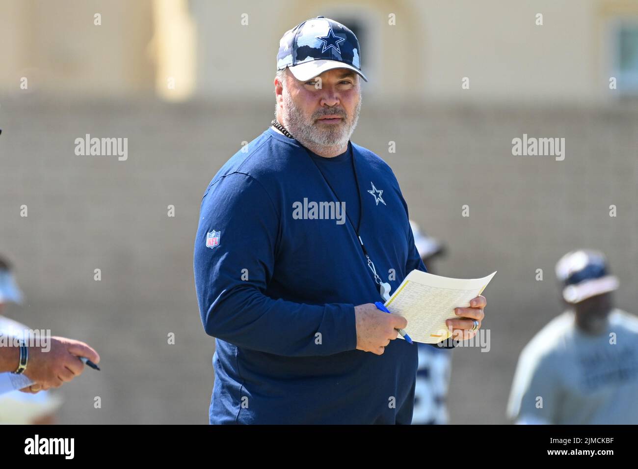Mike McCarthy, Cheftrainer der Dallas Cowboys, beobachtet während des Trainingslagers am Mittwoch, 3. August 2022, in Oxnard, Calif. (Dylan Stewart/Image of Sport) Stockfoto
