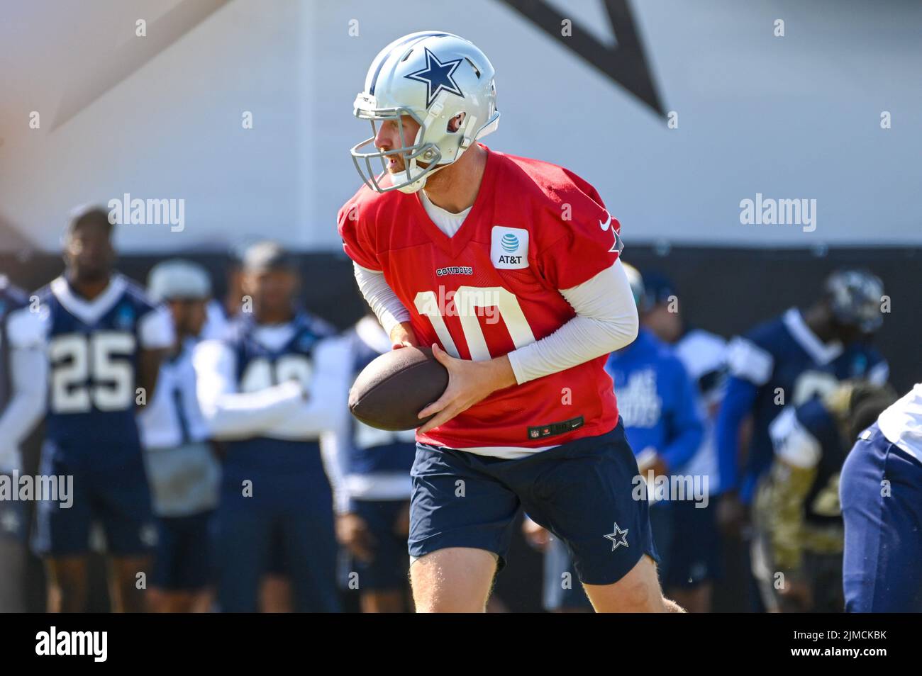 Dallas Cowboys Quarterback Cooper Rush (10) wirft den Ball während des Trainingslagers, Mittwoch, 3. August 2022, in Oxnard, Calif. (Dylan Stewart/Image of Sport) Stockfoto