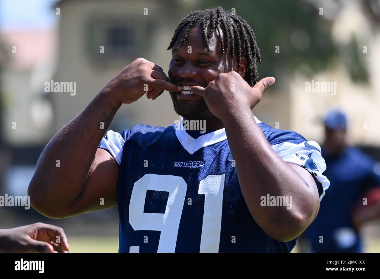 Dallas Cowboys Defensive Tackle Carlos Watkins (91) lächelt nach dem Trainingslager, Mittwoch, 3. August 2022, in Oxnard, Calif. (Dylan Stewart/Image of Sport) Stockfoto