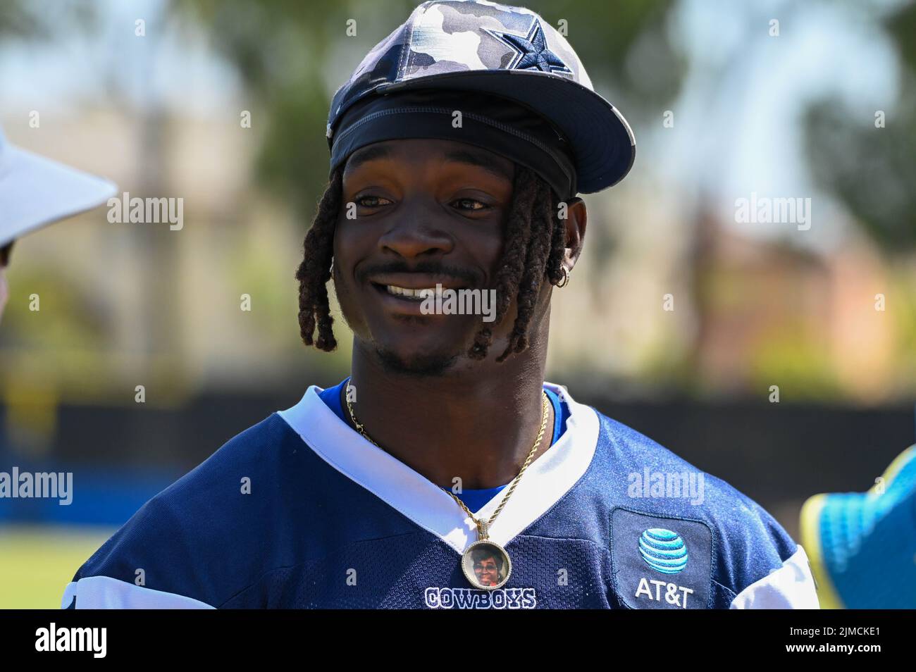 Dallas Cowboys Sicherheit Donovan Wilson (6) lächelt nach dem Trainingslager, Mittwoch, 3. August 2022, in Oxnard, Calif. (Dylan Stewart/Image of Sport) Stockfoto