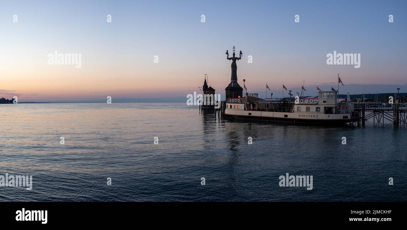 Morgenlicht im Hafen von Konstanz mit Imperia und der historischen Fähre Konstanz, Konstanz, Bodensee, Baden-Württemberg, Deutschland Stockfoto