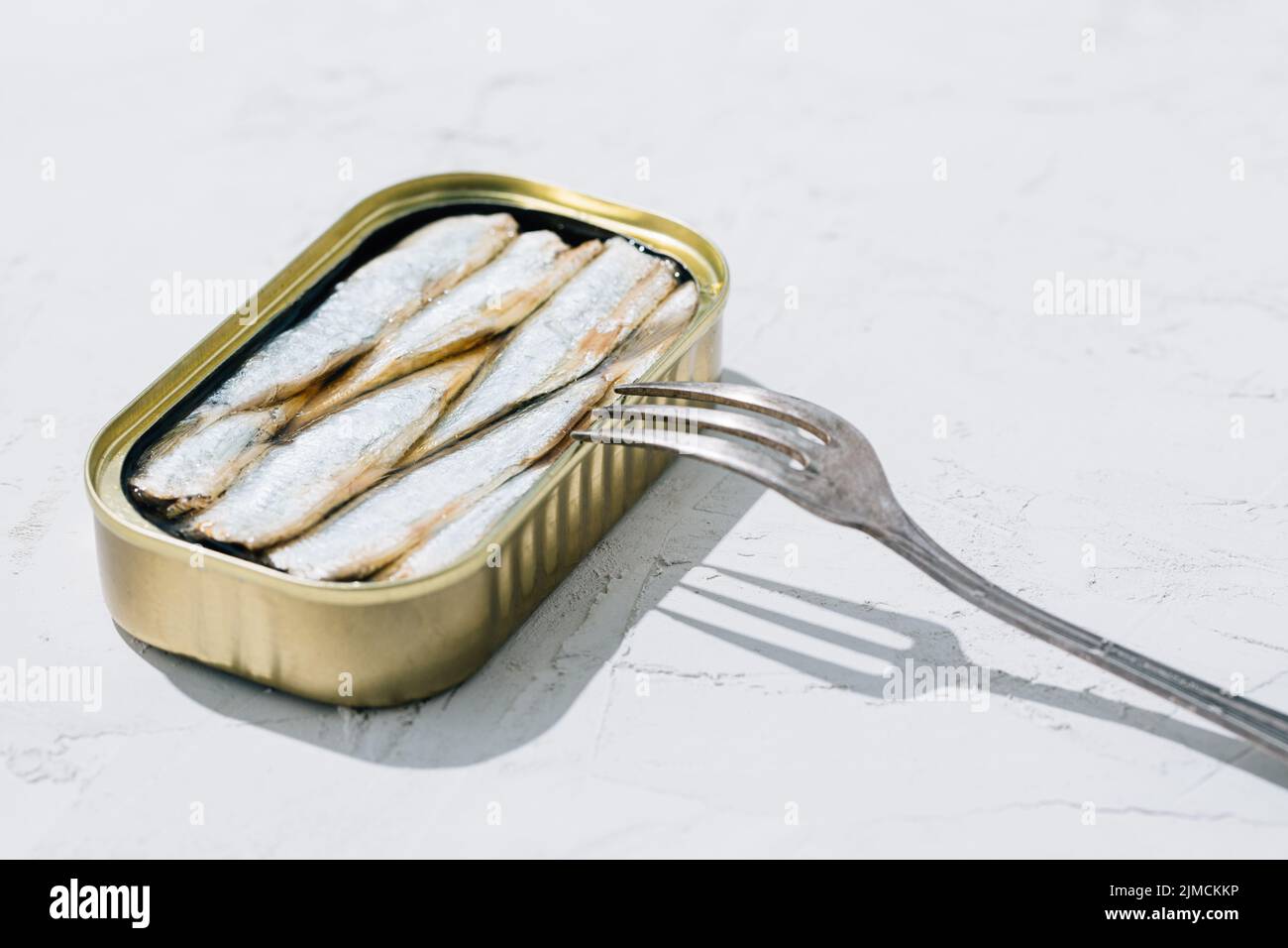Dose Sardinen in zwei Hälften auf weißem Hintergrund geöffnet Stockfoto