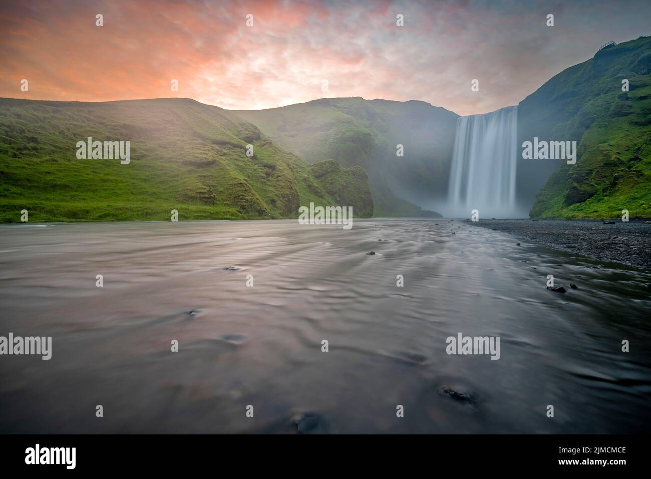 Langzeitbelichtung, Skoga-Fluss, Skogafoss-Wasserfall, atmosphärischer Sonnenuntergang, Südisland, Island Stockfoto