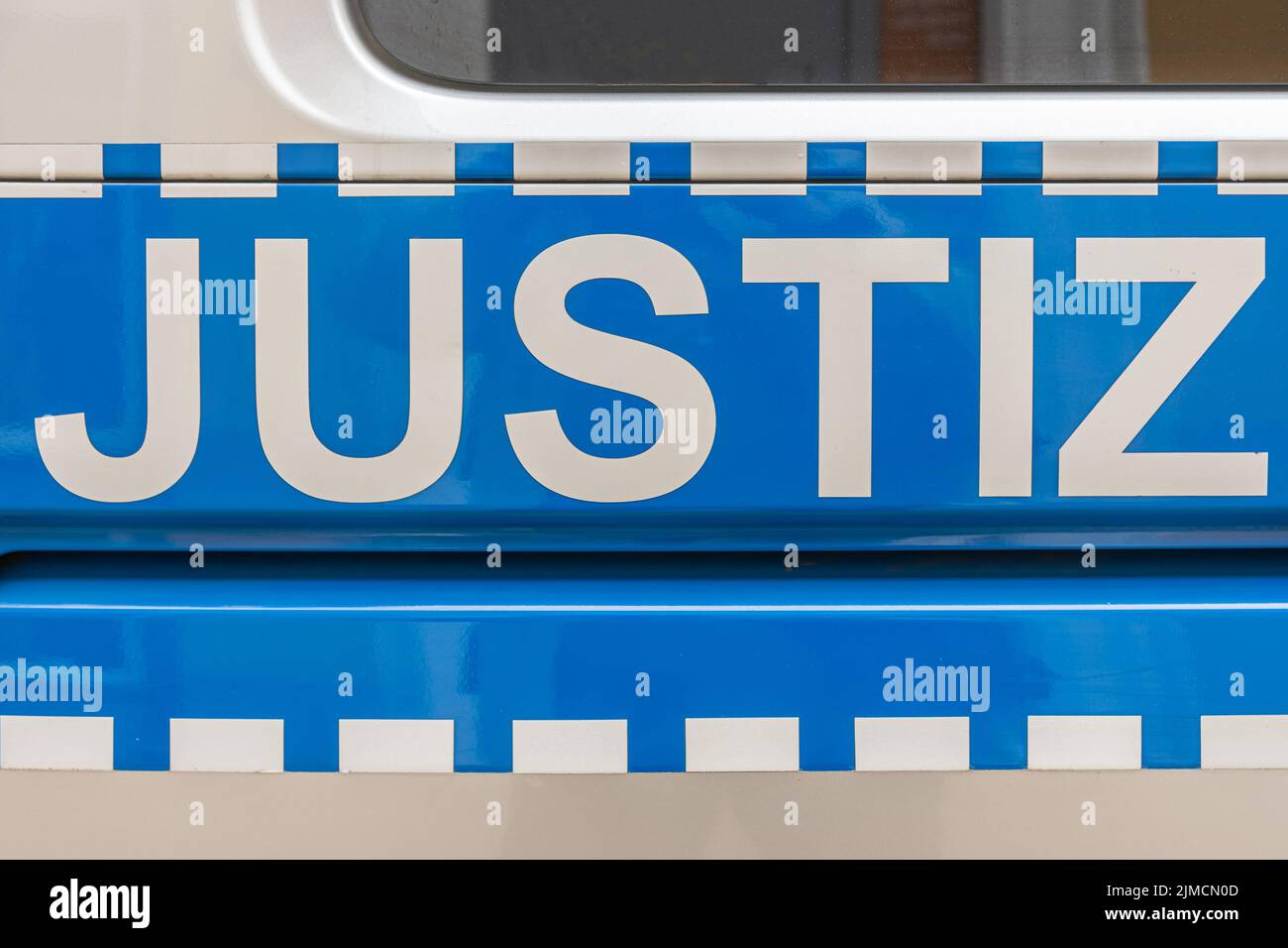 Ein Polizeiauto, das mit dem Wort Gerechtigkeit beschriftet ist Stockfoto
