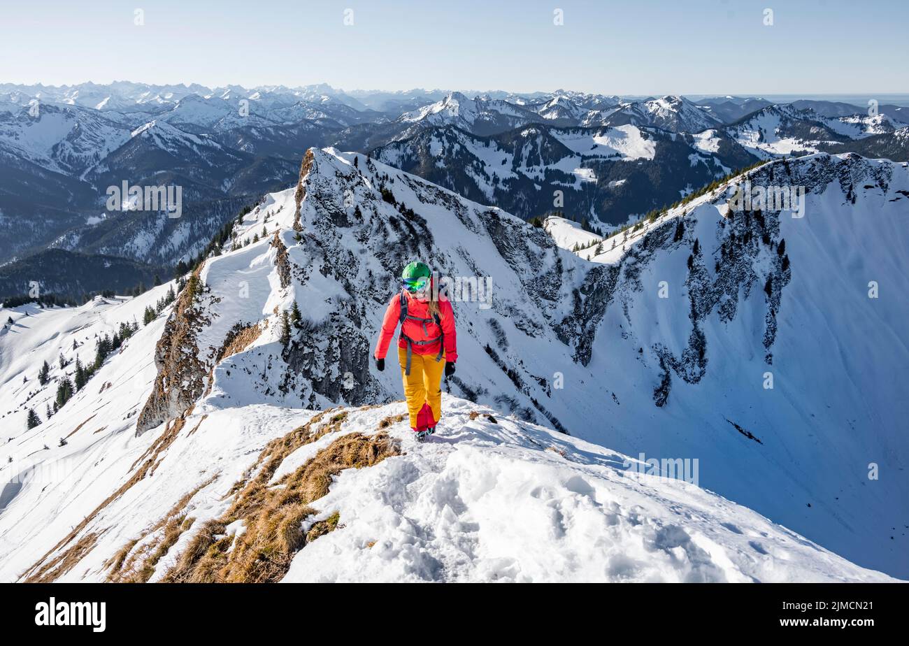Skitourengeher im Winter auf der verschneiten Rotwand, Berge im Winter, Schlierseer Berge, Mangfallberge, Bayern, Deutschland Stockfoto