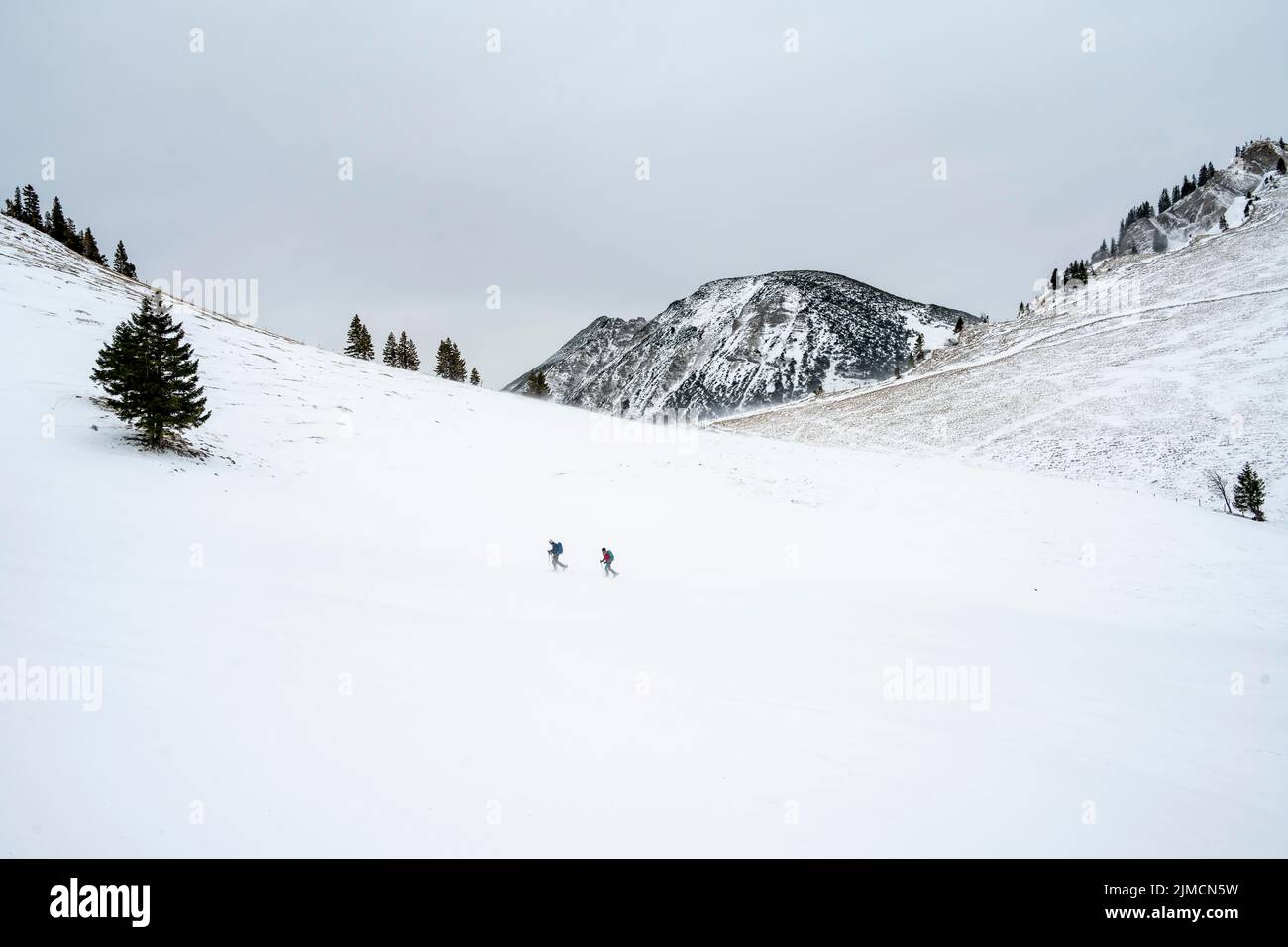 Zwei einsame Skitourengeher, Taubenstein, Schlierseer Berge, Mangfallberge, Bayern, Deutschland Stockfoto