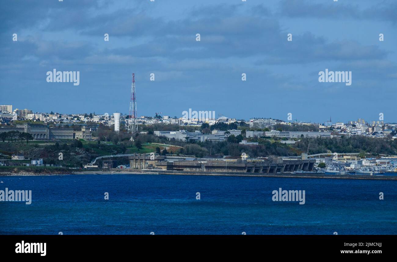 Blick vom Aussichtspunkt Pointe des Espagnols in Roscanvel über die Bucht auf die ehemalige U-Boot-Reparaturwerft, größter Bunker von WW2 in Brest, Crozon Stockfoto