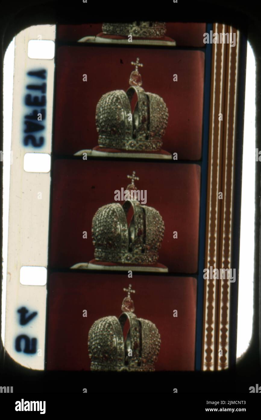 Um 1965, Moskau, Russland: Die Kaiserkrone Russlands. Die Kaiserkrone Russlands wurde von den Monarchen Russlands von 1762 bis zur Abschaffung der russischen Monarchie im Jahr 1917 verwendet. Die Krone wurde zuerst von Katharina der Großen zur Krönung verwendet und zuletzt bei der Krönung von Nikolaus II. Getragen Sie wurde bei der Staatseröffnung der russischen Duma im Winterpalast in St. Petersburg 1906 prominent neben Nikolaus II. Auf einem Kissen ausgestellt. (Bild: © Keystone USA/ZUMA Press Wire) Stockfoto