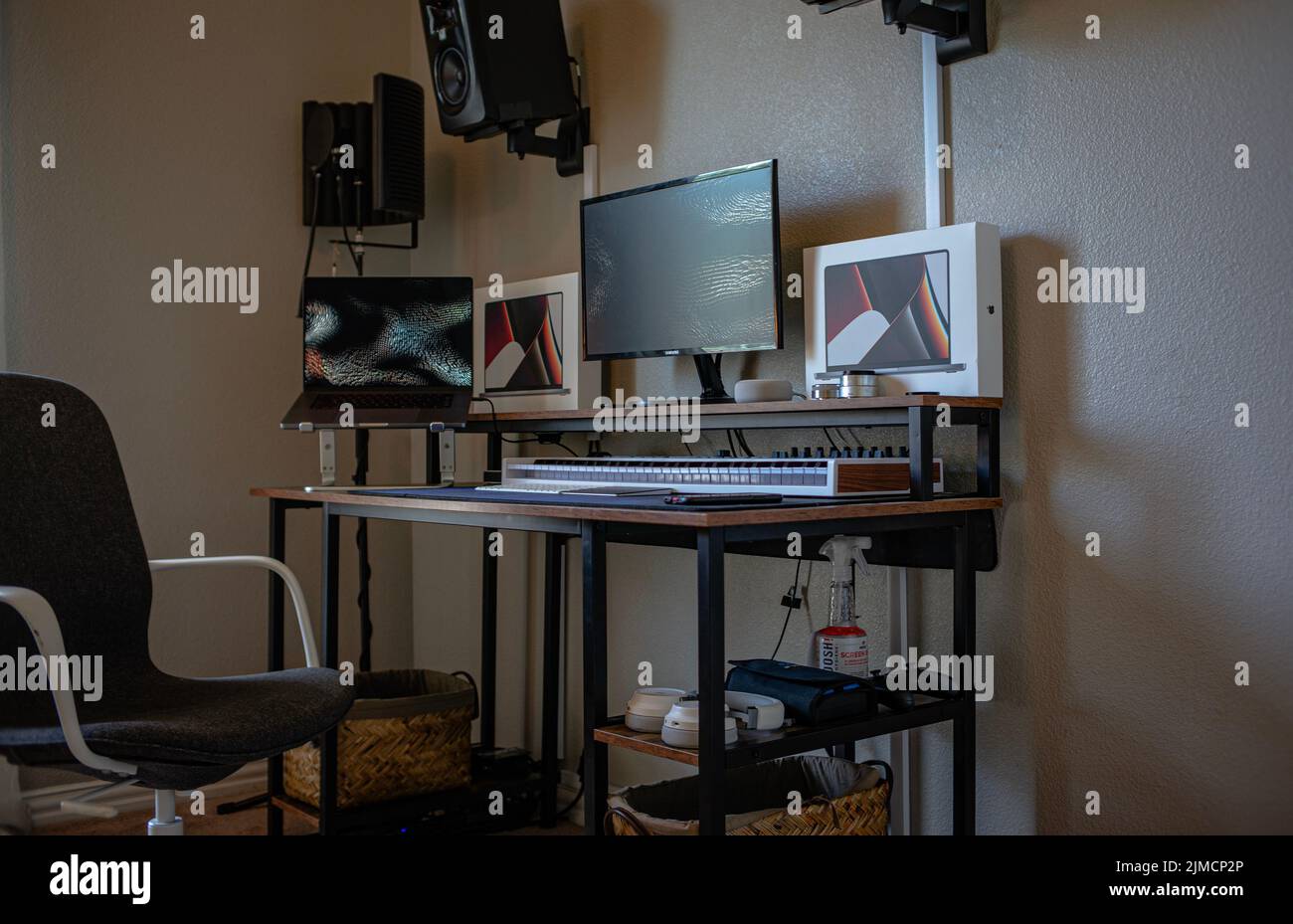 Ein schönes Foto von einem zu Hause Setup für die Musikproduktion. Stockfoto