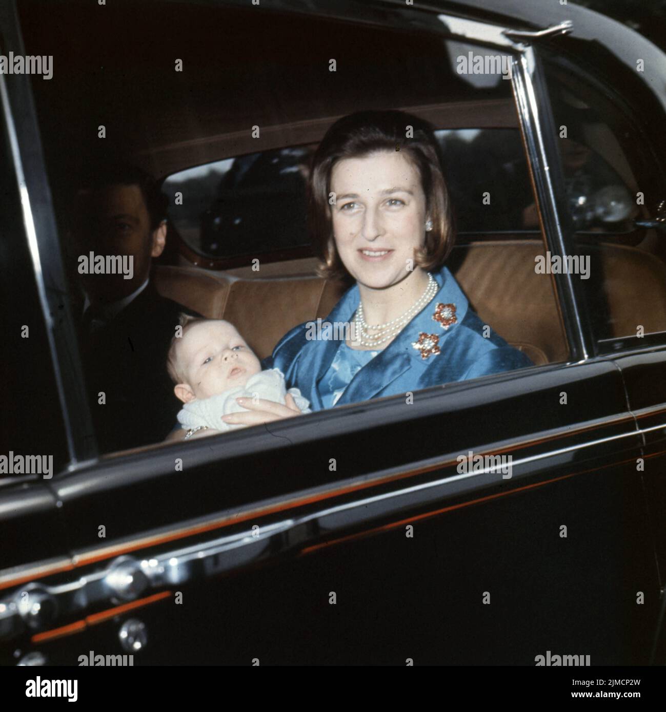 5. November 1964, London, England, Großbritannien: PRINZESSIN ALEXANDRA mit ihrem Mann ANGUS OGILVY und ihrem Sohn James ROBERT BRUCE auf dem Weg zum Buckingham Palace zur Taufe in Anwesenheit der Königin und der königlichen Familie. (Bild: © Keystone USA/ZUMA Press Wire) Stockfoto