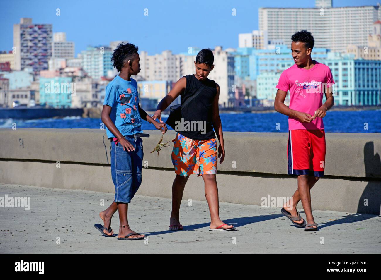 MalecÃ³n - Havanas berühmtes Hafengebiet, Havans Jugend auf dem Malecon Stockfoto