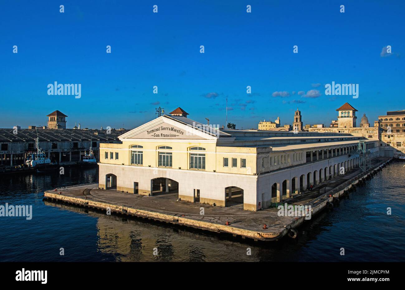 Der Hafen von Havanna und der Hafen Sierra Maestra Terminal für Kreuzfahrtschiffe befinden sich am Rande der Altstadt von Havanna Stockfoto