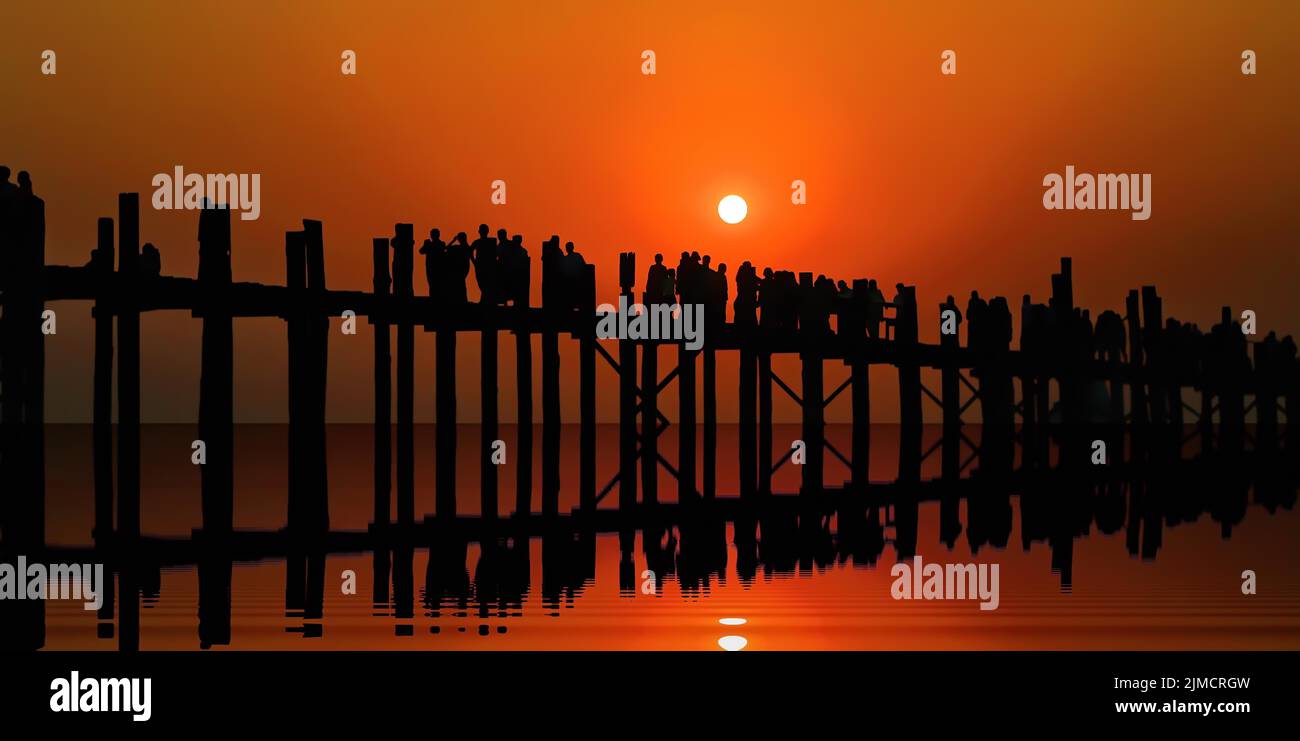 U-Bein-Brücke aus Teak bei Sonnenuntergang. Amarapura, Taungthaman Lake, Mandalay, Myanmar Stockfoto