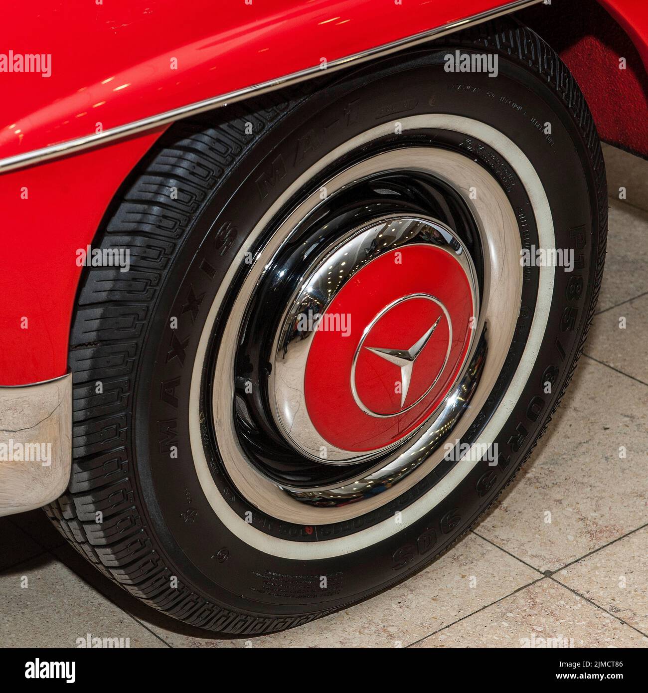 Klassische Felge mit Großstar Mercedes-Star des historischen roten Oldtimer-Sportwagens Mercedes SL 190, Techno Classica FAIR, Essen, Nordrhein-Westfalen Stockfoto
