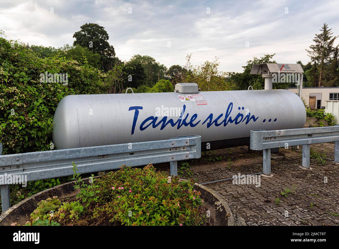 Schriftlich, absurder Slogan Tanke schoen auf einem Gastank, Werbung für Flüssiggas an einer Tankstelle, fossile Brennstoffe, Rohstoffmangel, Ukraine Stockfoto