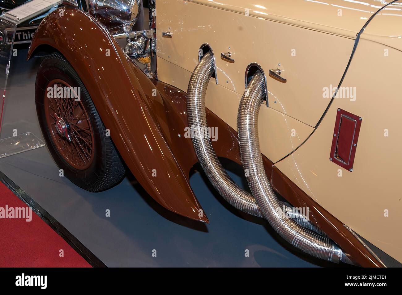 Detail der Motorhaube mit sichtbaren Auspuffrohren vom historischen Klassiker Sportwagen Classic Car Roadster Lagonda LG 45 Rapide von 30s 1937 von Clark Gable Stockfoto