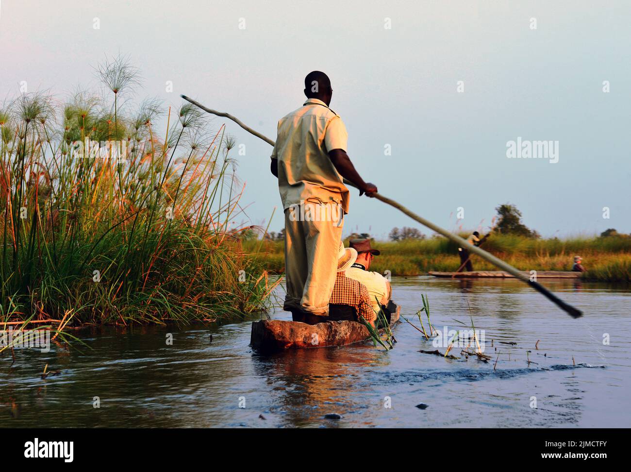 Flussfahrt im Mokoro im Okawango-Delta Stockfoto