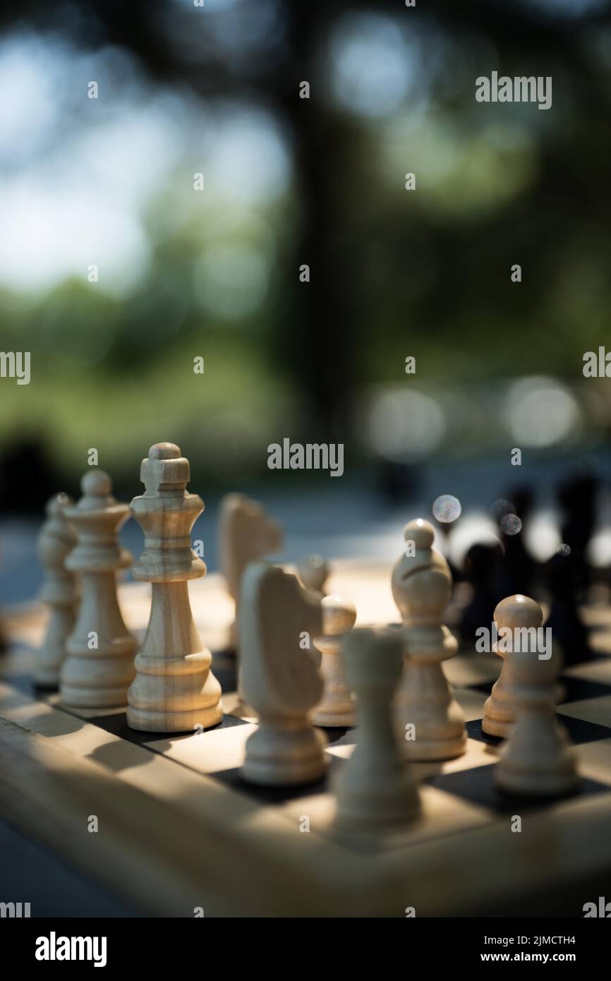 Schachspiel, Holzstücke, Außenschuss, schwache Schärfentiefe Stockfoto