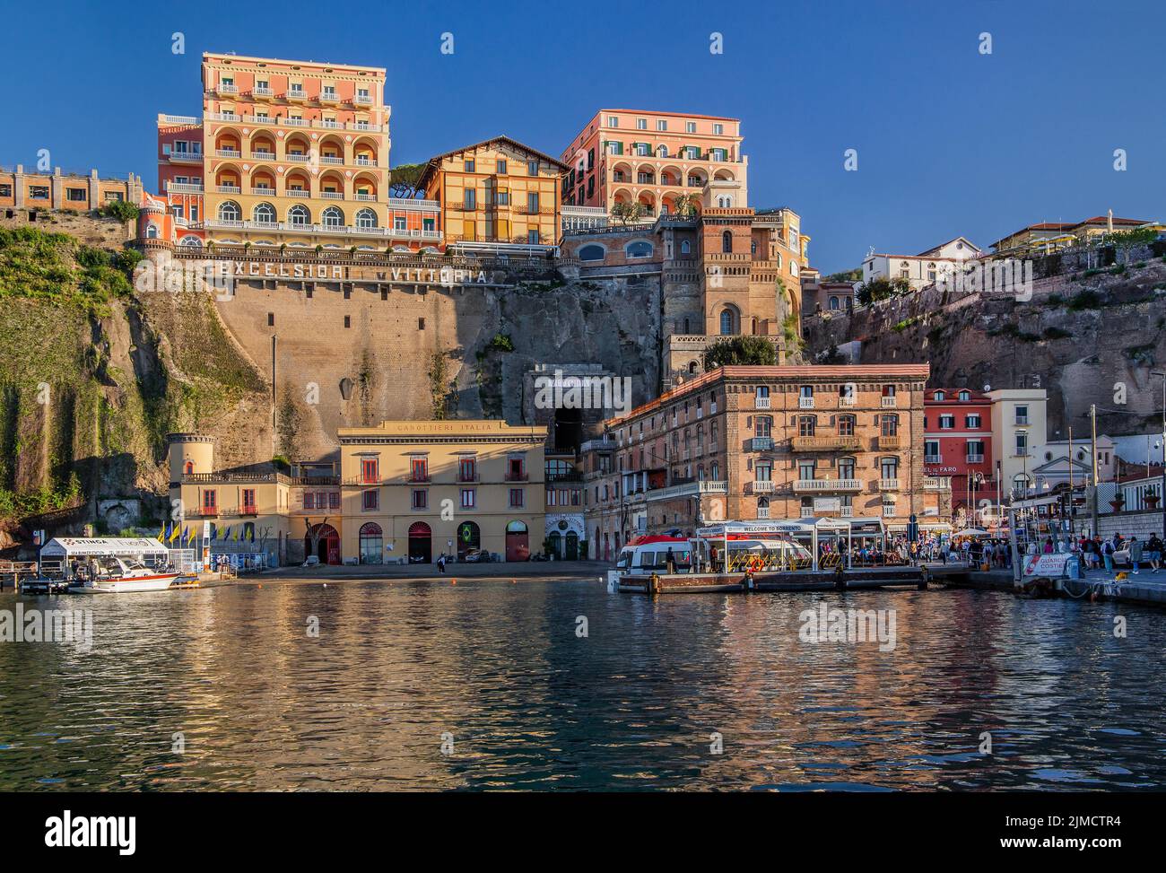 Felsterrasse über der Hafenbucht Marina Piccola mit dem Grandhotel Excelsior Vittoria, Sorrento, Golf von Neapel, Kampanien, Süditalien, Italien Stockfoto