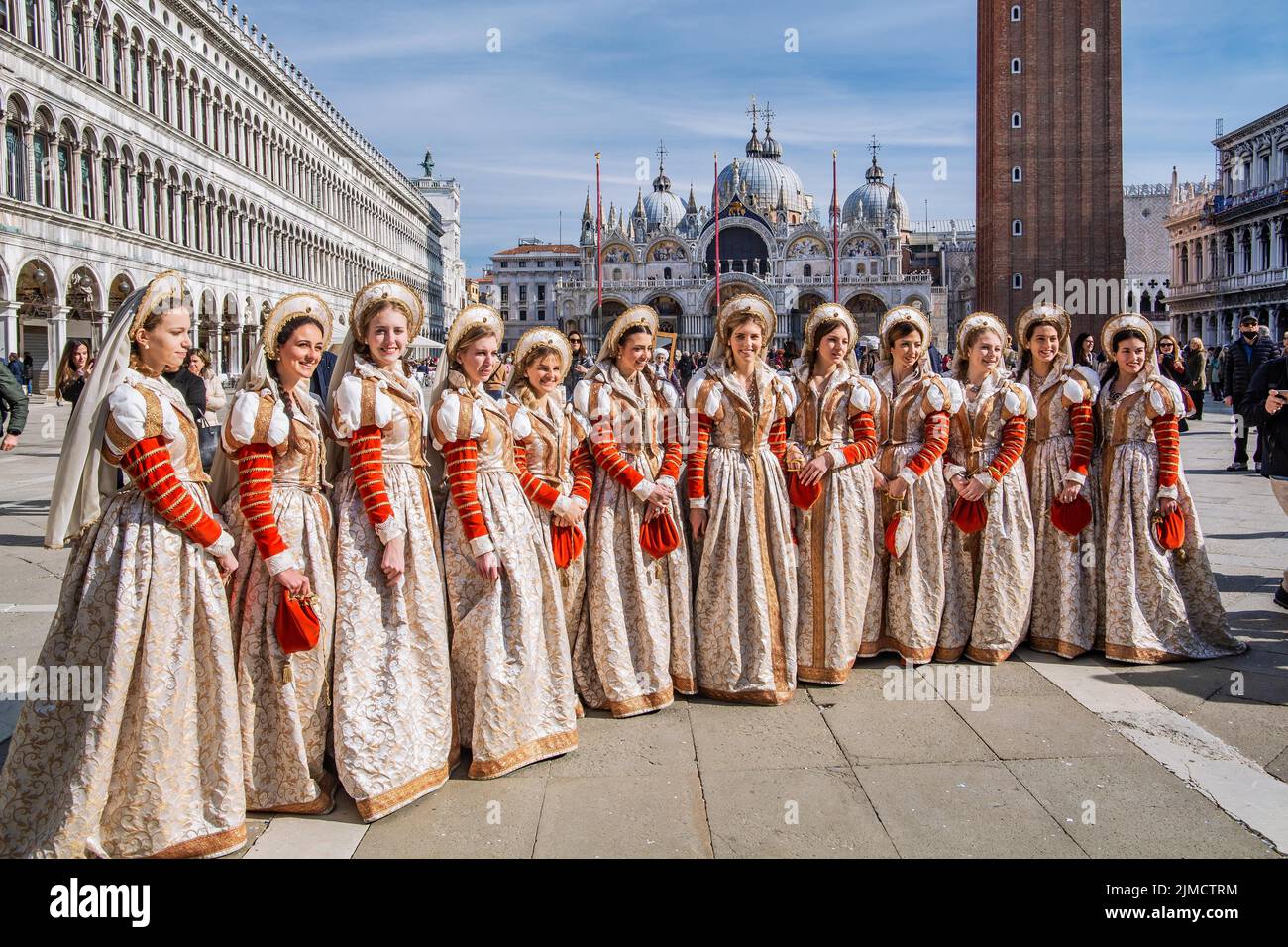 Gruppe von Frauen in Renaissance-Gewändern auf dem Markusplatz mit der Markusbasilika, Venedig, Venetien, Adria, Norditalien, Italien Stockfoto