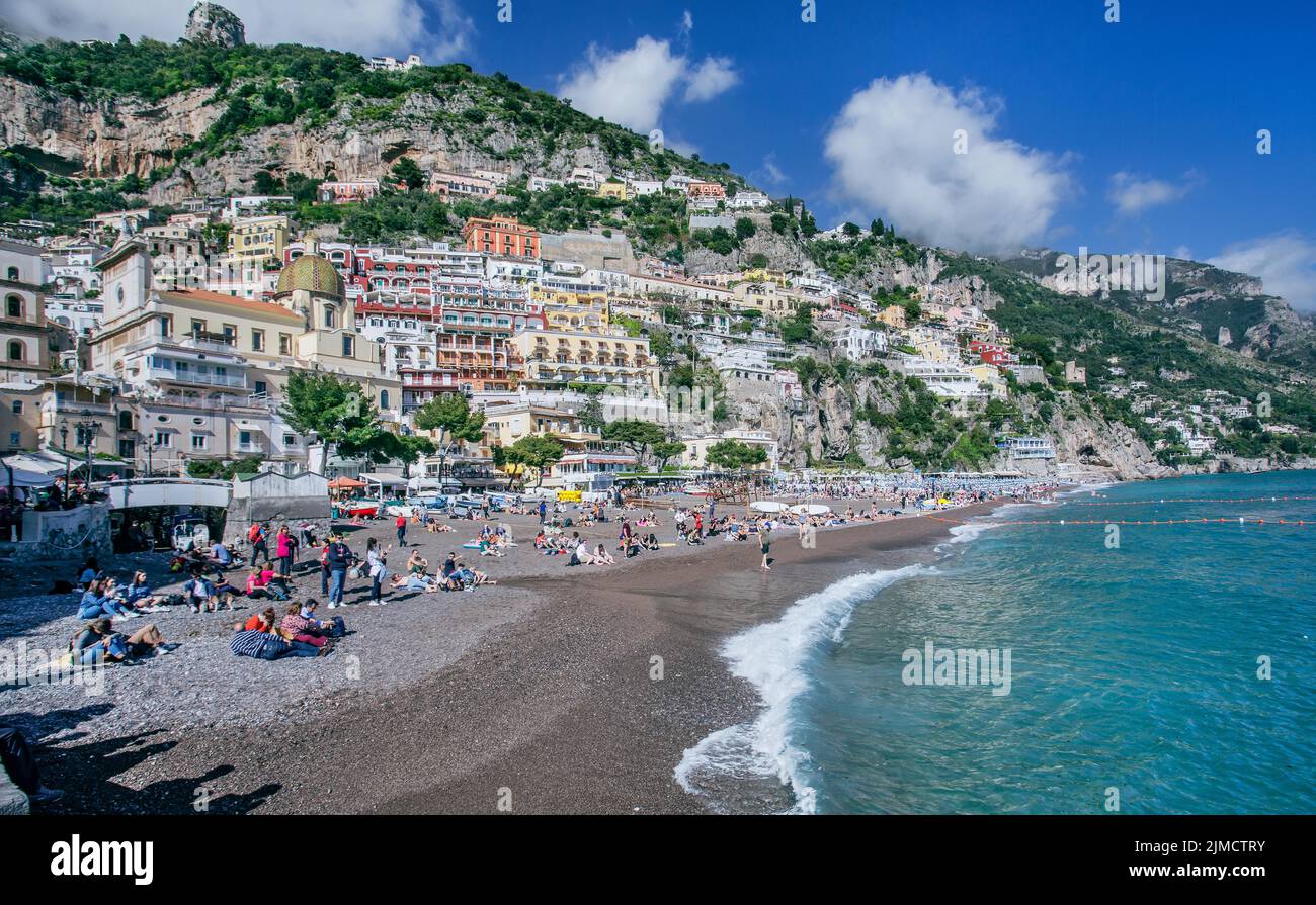 Dorfblick mit Badestrand, Positano, Amalfiküste, Golf von Salerno, Kampanien, Süditalien, Italien Stockfoto