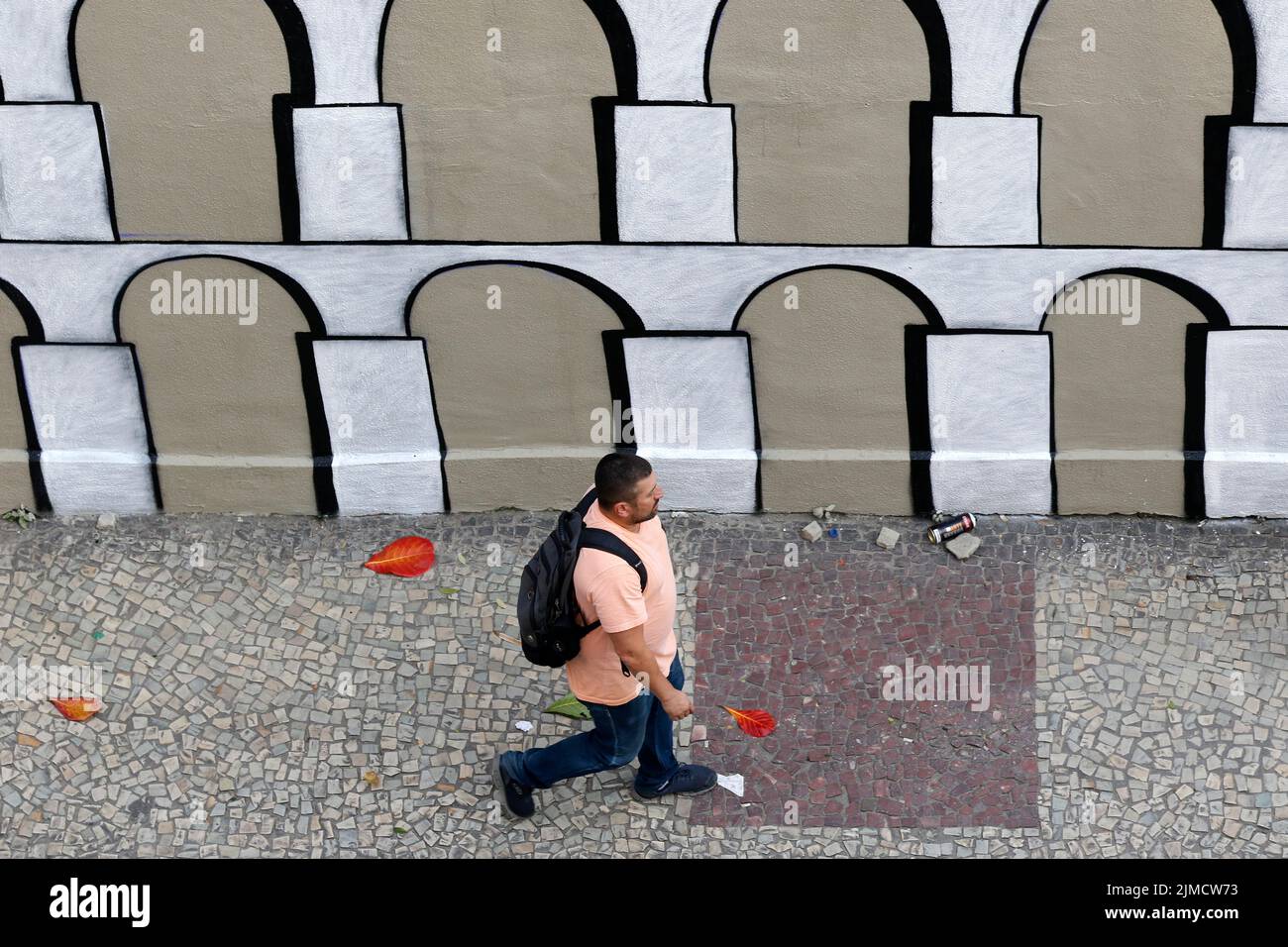 Die Menschen gehen durch das Malen Graffiti Wandbild von Arcos da Lapa, Street Art, moderne Design-Arbeit Stockfoto