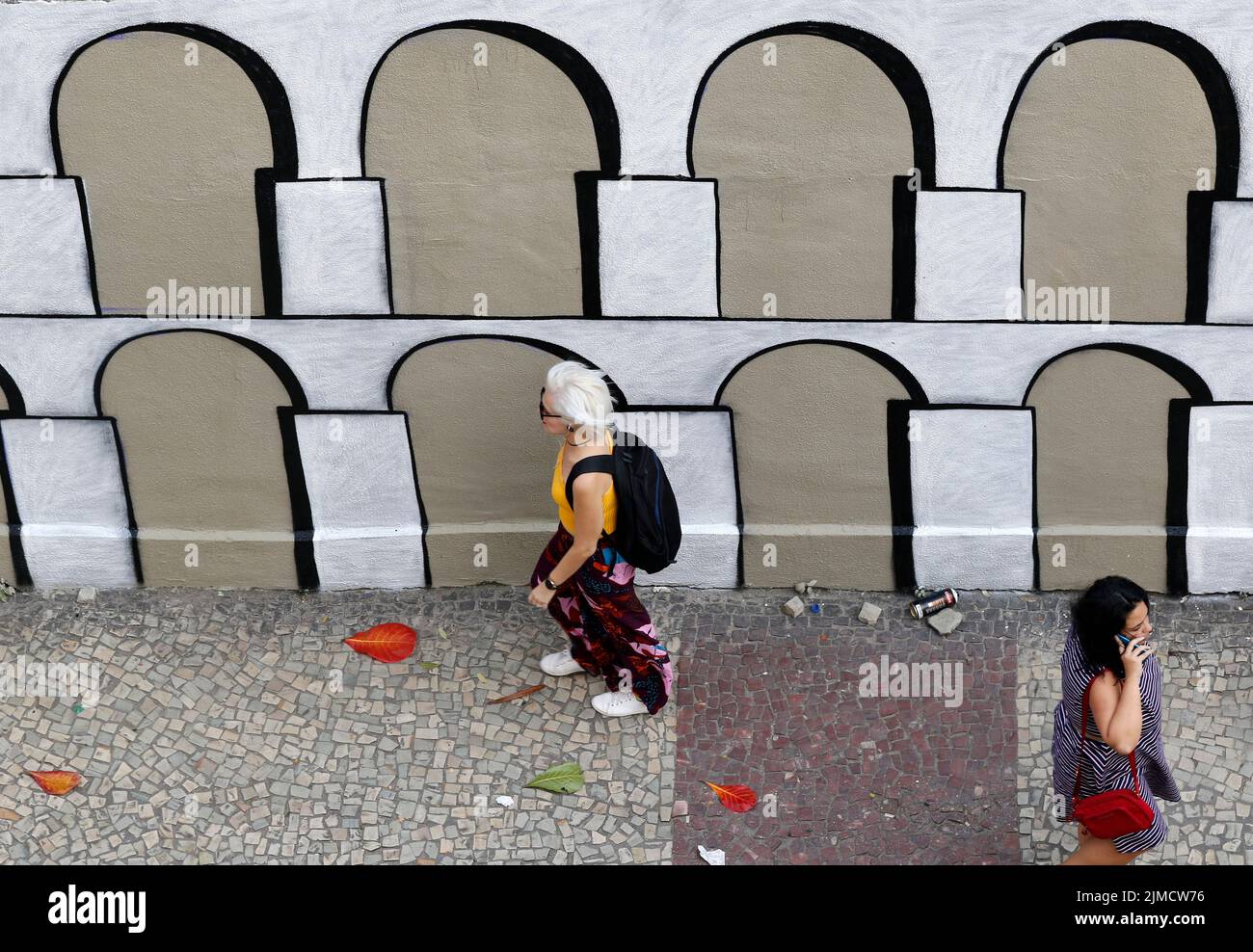 Die Menschen gehen durch das Malen Graffiti Wandbild von Arcos da Lapa, Street Art, moderne Design-Arbeit Stockfoto