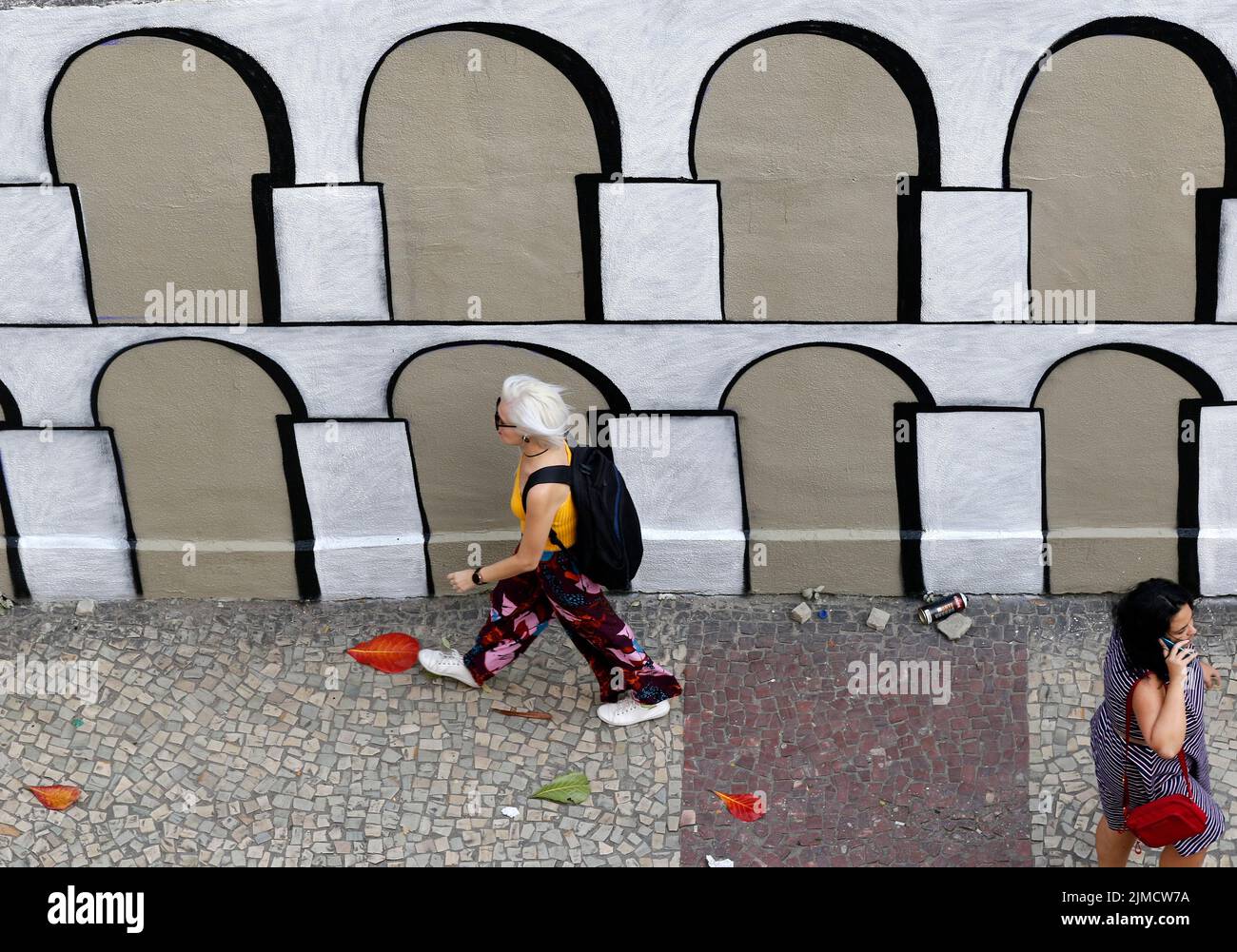 Die Menschen gehen durch das Malen Graffiti Wandbild von Arcos da Lapa, Street Art, moderne Design-Arbeit Stockfoto
