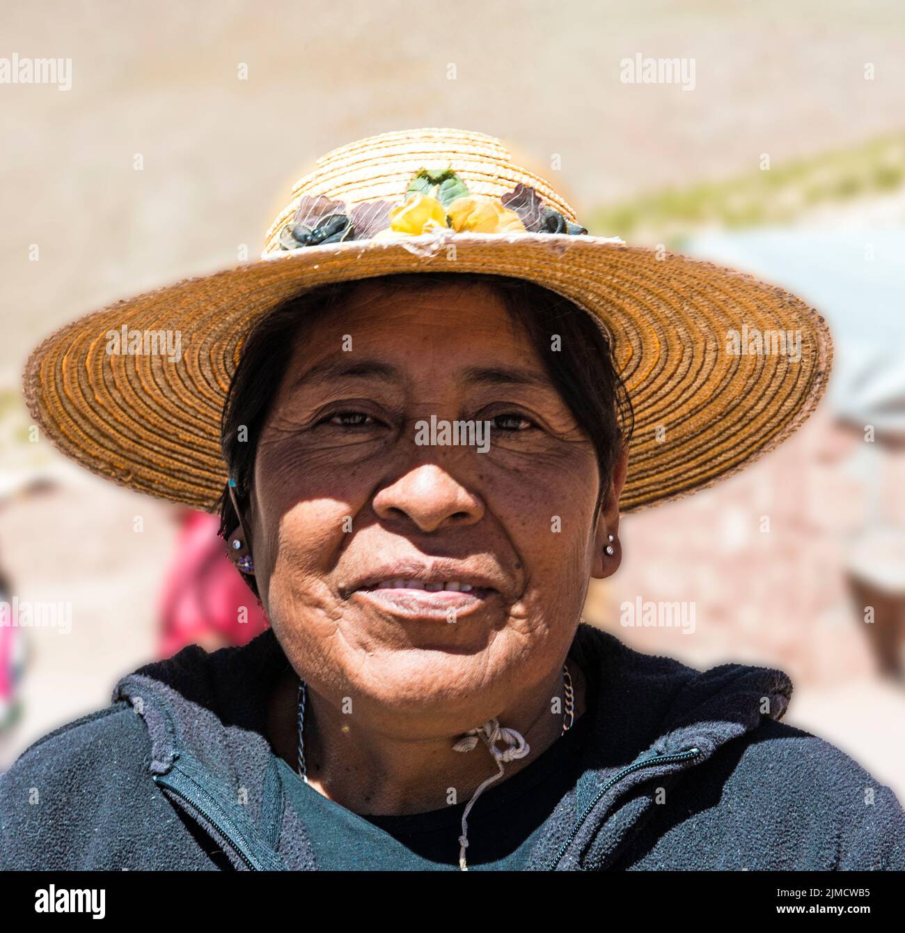 Indische Frau im Dorf Machuca, in der Nähe von San Pedro de Atacama, Chile Stockfoto