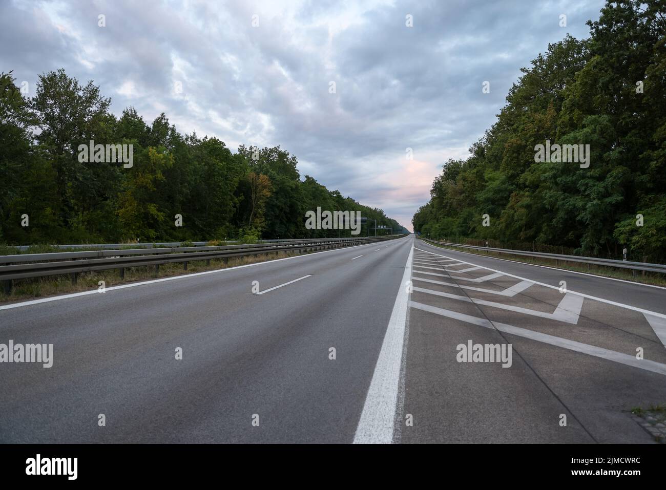 Berlin, Deutschland. 05. August 2022. Die leere Autobahn A115, die Avus, an der Ausfahrt Hüttenweg. Die Munitionsdeponie im Grunewald brennt noch immer. Auf der Sprengstelle werden Munitionslager gelagert, die von Experten normalerweise dort entwaffnet werden. Quelle: Gerald Matzka/dpa/Alamy Live News Stockfoto