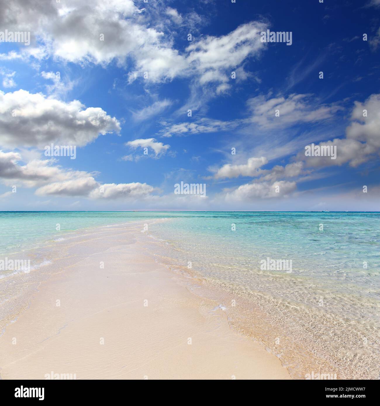 Weißer Sandstrand, der zum Meer führt Stockfoto