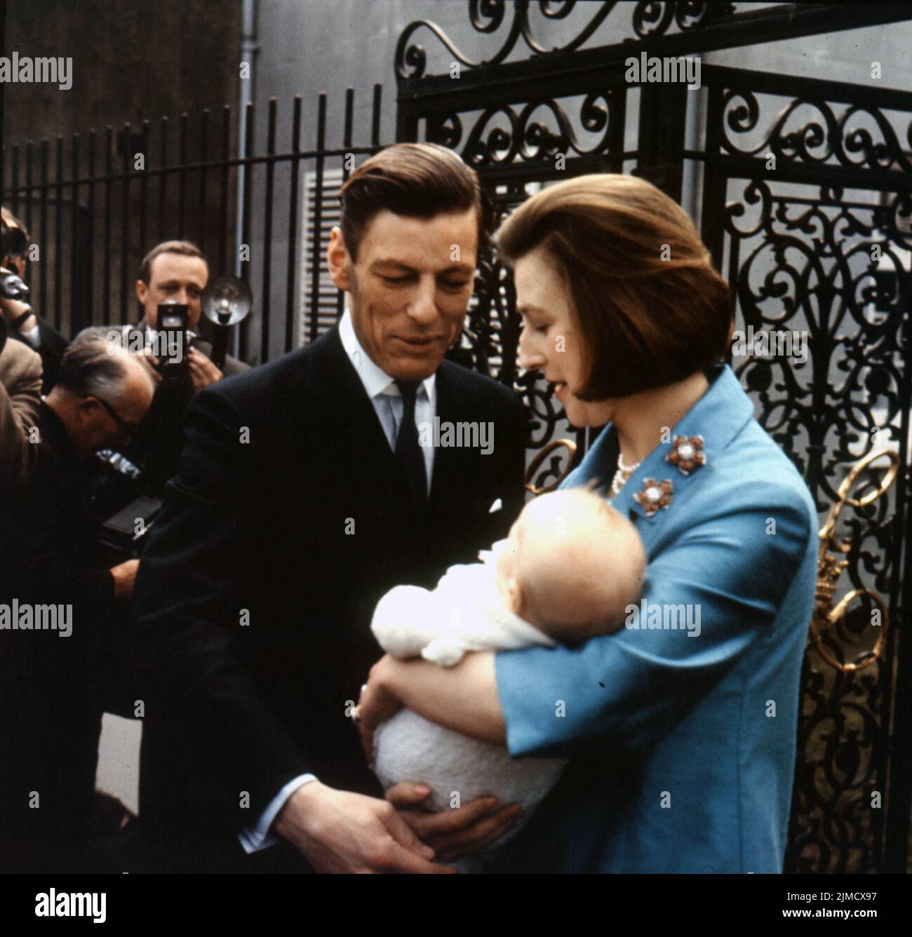 5. November 1964, London, England, Großbritannien: PRINZESSIN ALEXANDRA mit ihrem Mann ANGUS OGILVY und ihrem Sohn James ROBERT BRUCE auf dem Weg zum Buckingham Palace zur Taufe in Anwesenheit der Königin und der königlichen Familie. (Bild: © Keystone USA/ZUMA Press Wire) Stockfoto