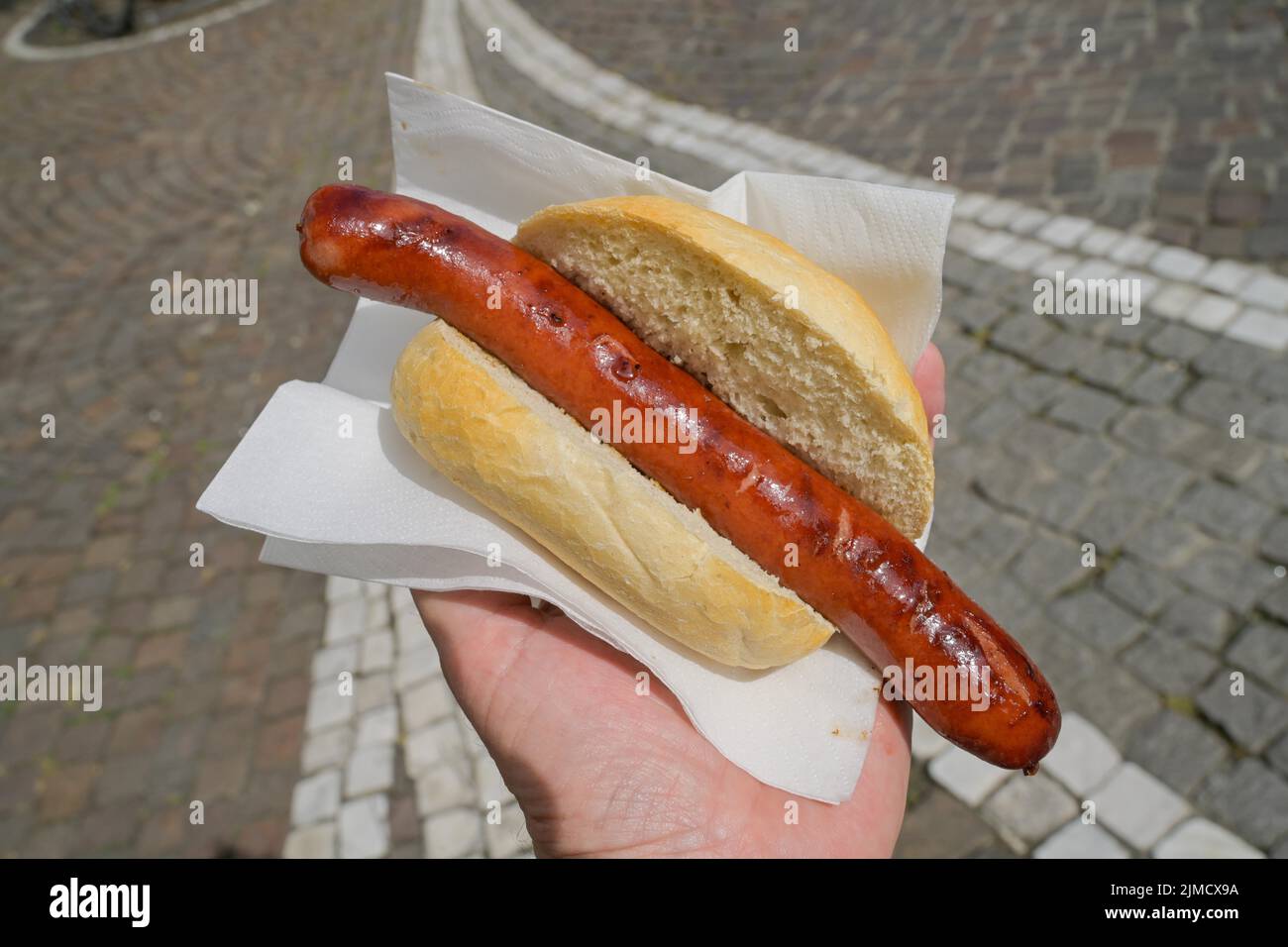 Rinderwurst in einem Brötchen, Frankfurt am Main, Hessen, Deutschland Stockfoto