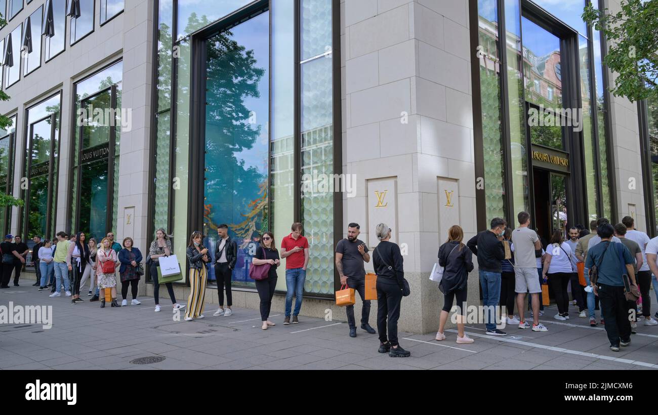 Warteschlange, Louis Vuitton, Einkaufen, Menschen, Goethestraße, Frankfurt am Main, Hessen, Deutschland Stockfoto