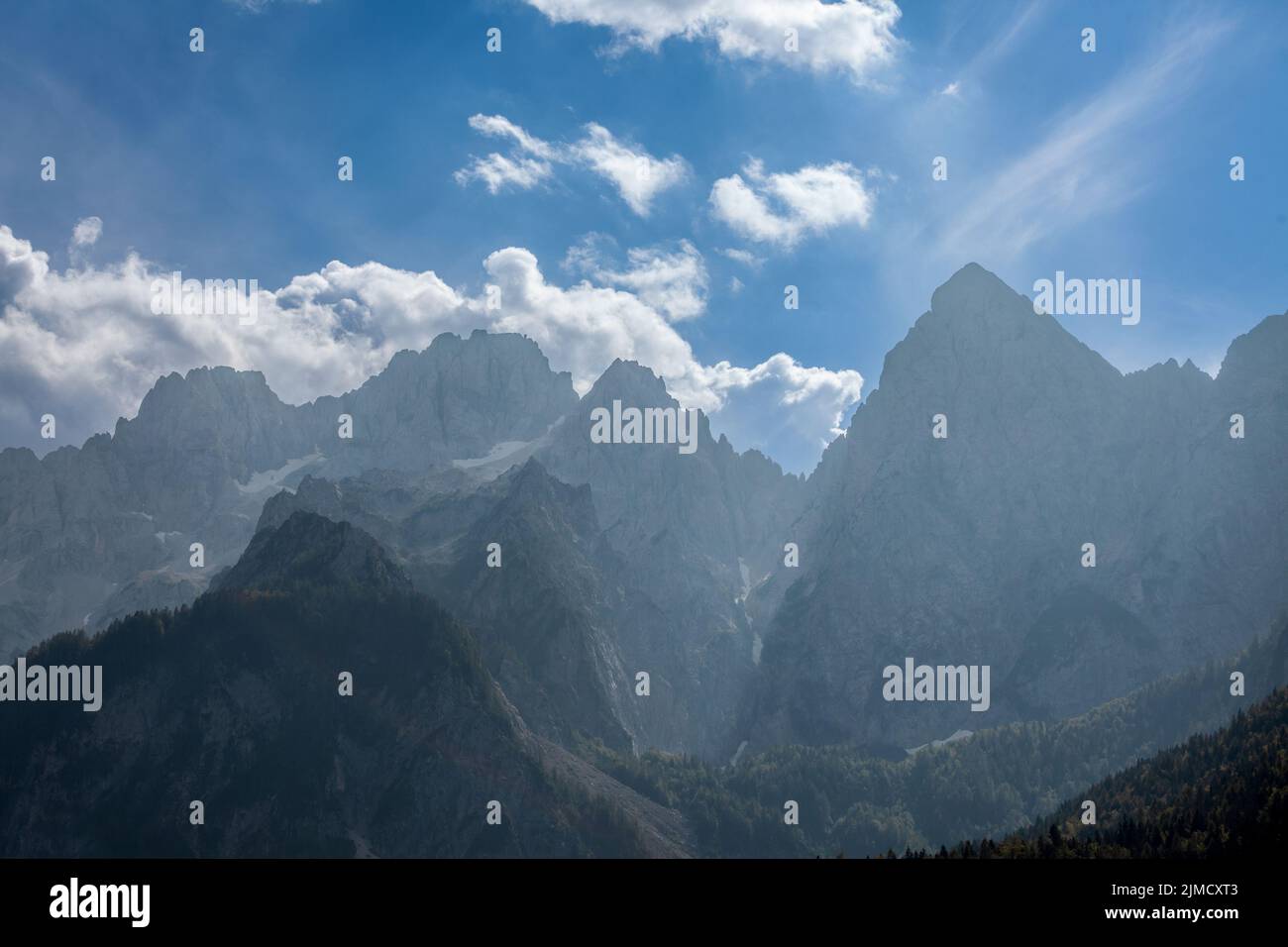 Bild der Triglav-Berge an einem bewölkten Nachmittag. Der Triglav ist mit einer Höhe von 2.863,65 Metern der höchste Berg Sloweniens und der höchste Berg Sloweniens Stockfoto