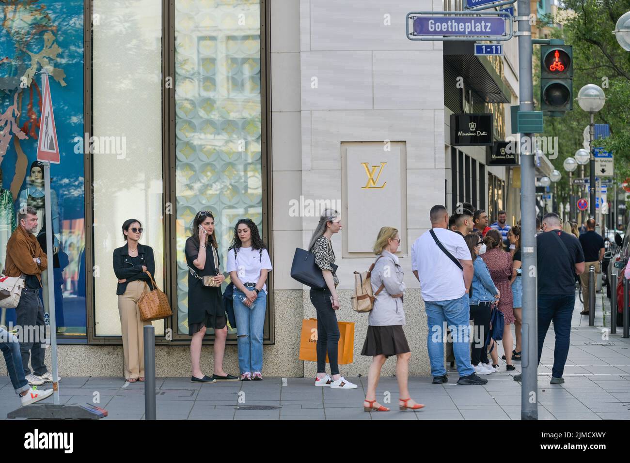 Warteschlange, Louis Vuitton, Einkaufen, Menschen, Goethestraße, Frankfurt  am Main, Hessen, Deutschland Stockfotografie - Alamy