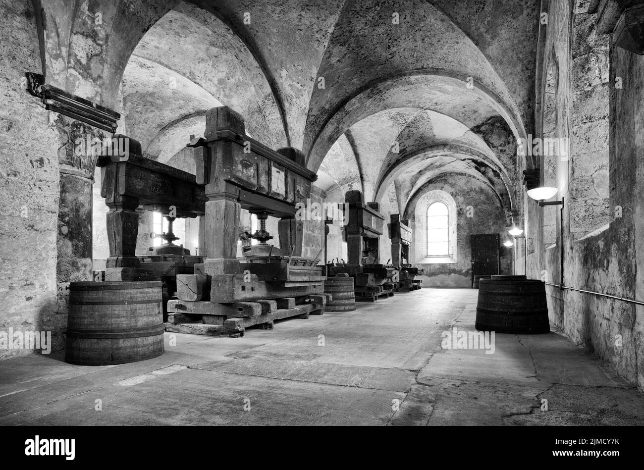Laienrefektorium mit historischen Weinpressen, Speisesaal der Laienbrüder, Kloster Eberbach, Zisterzienserorden, Eltville, Rheingau, Taunus, Hessen Stockfoto