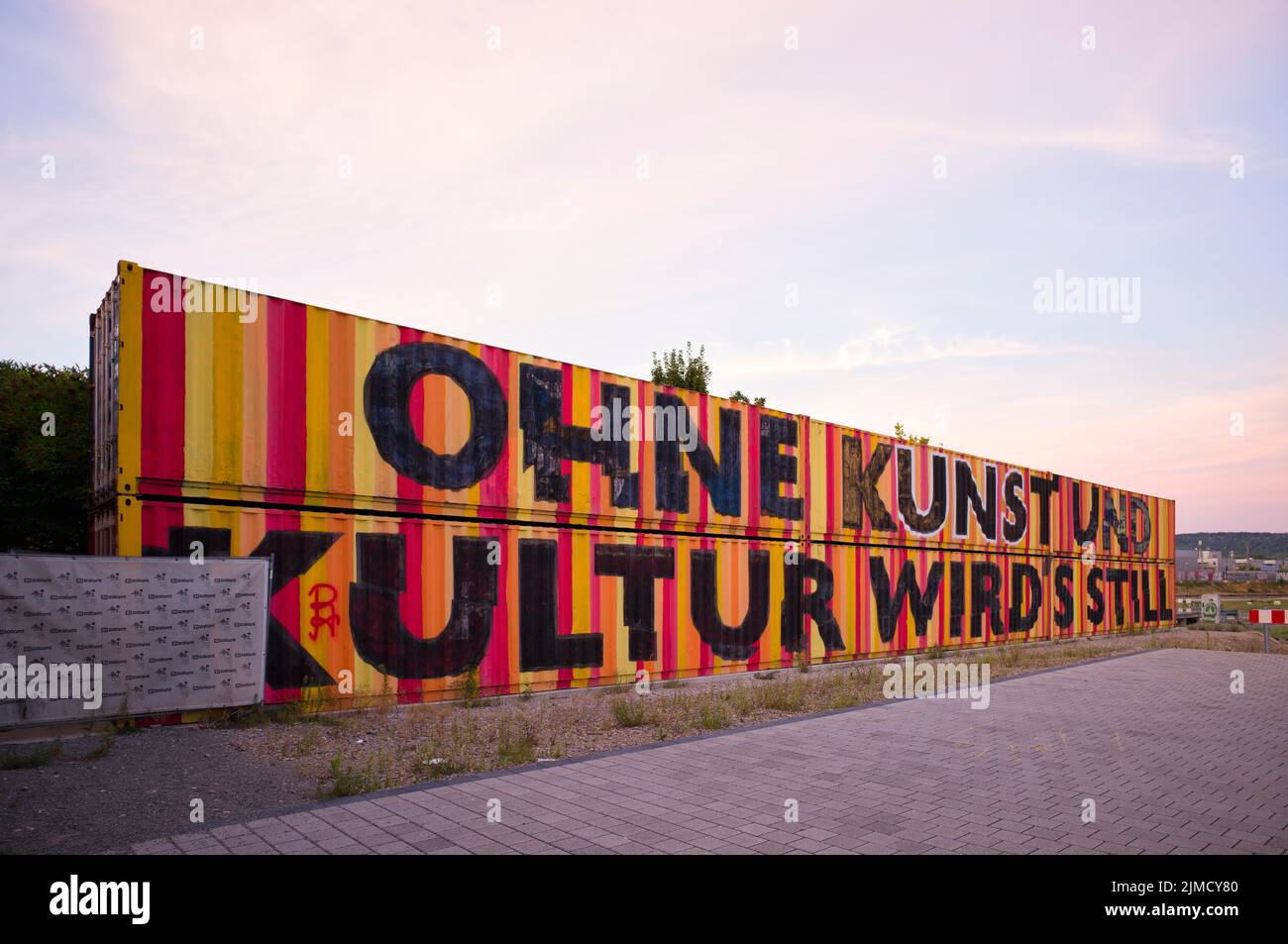 Slogan OHNE KUNST UND KULTUR IT'S STILL, Container, Q16, Neckarpark, Stuttgart, Baden-Württemberg, Deutschland Stockfoto