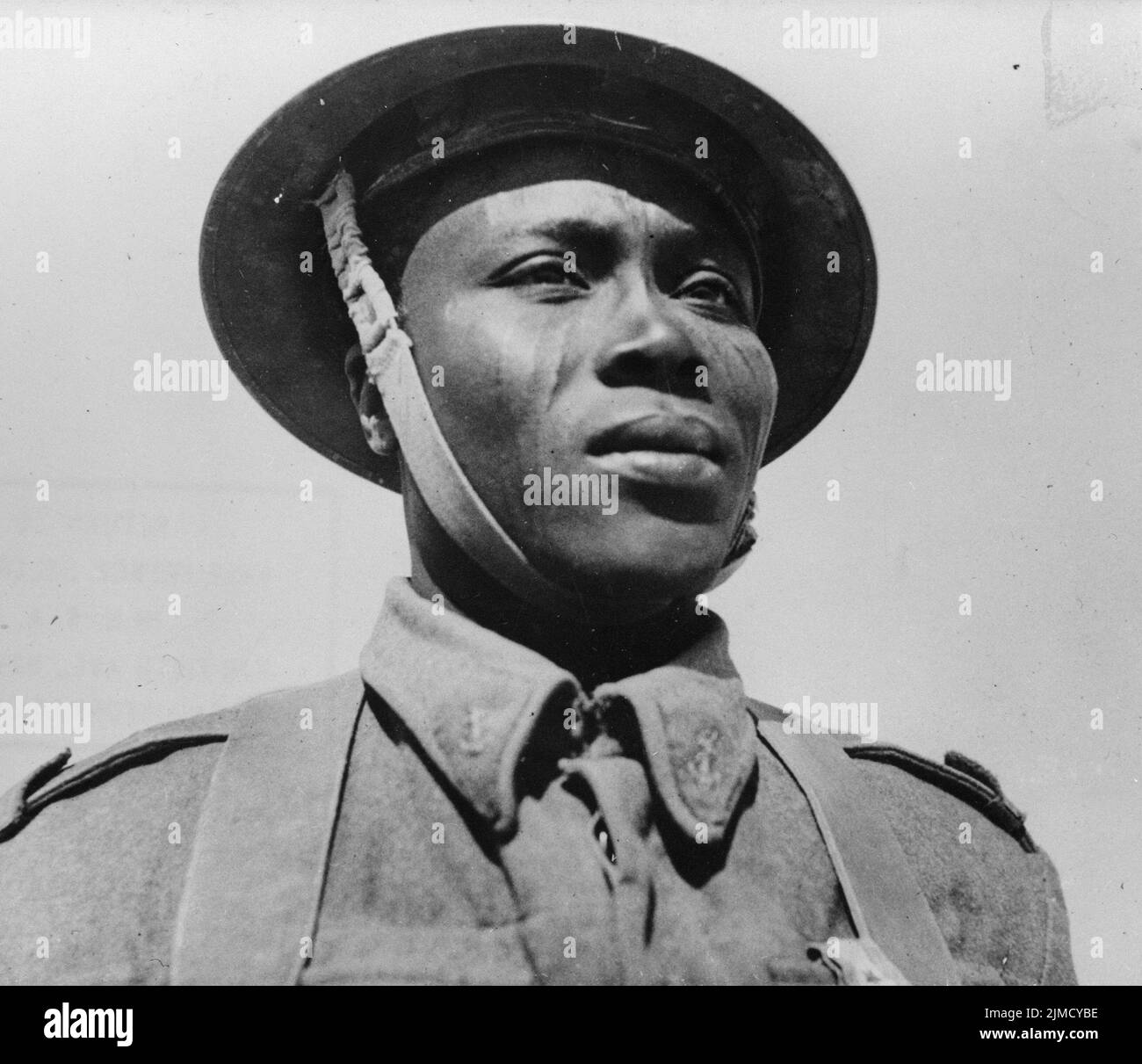Ein freier französischer Infanterist aus dem Tschad im Jahr 1942. Wie Großbritannien bezog Frankreich wesentliche Arbeitskräfte aus seinem Kolonialreich. Stockfoto