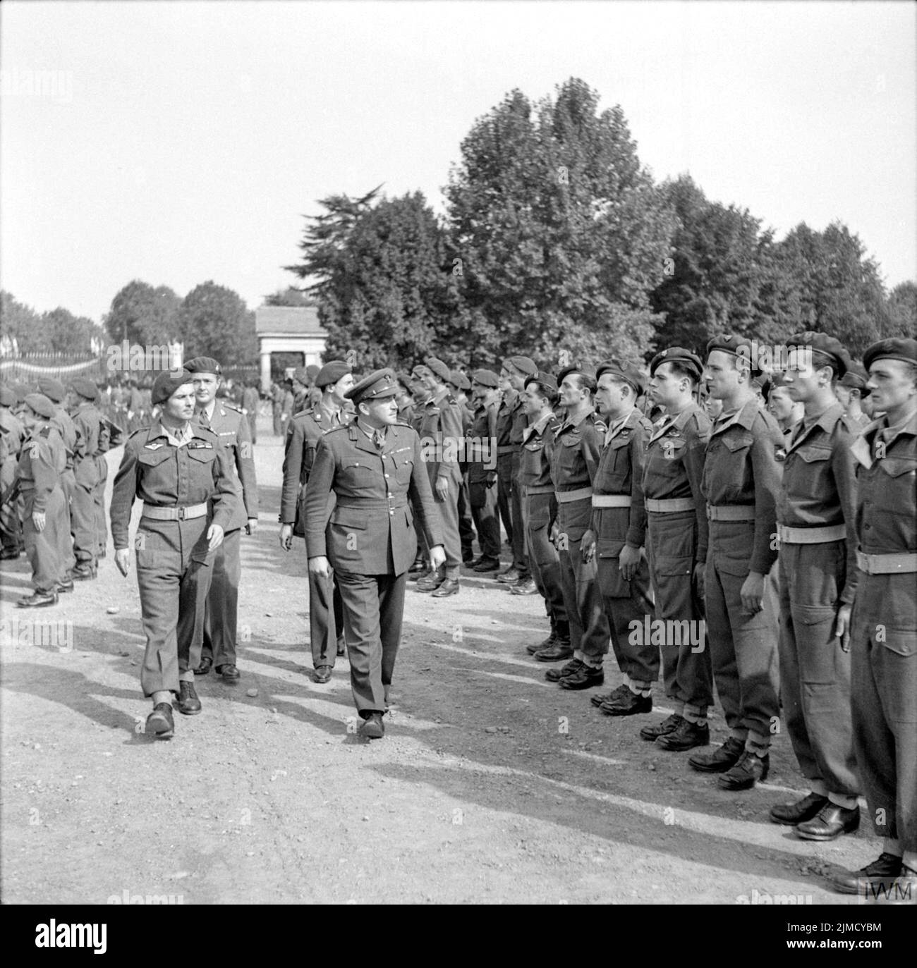 Brigadier Mike Calvert, Kommandant der SAS Brigade, bei der Zeremonie zur Übergabe von 3 und 4 SAS (2 und 3 Regiment de Chasseurs Parachutistes) von der britischen an die französische Armee in Tarbes in Südfrankreich. 1945 Stockfoto